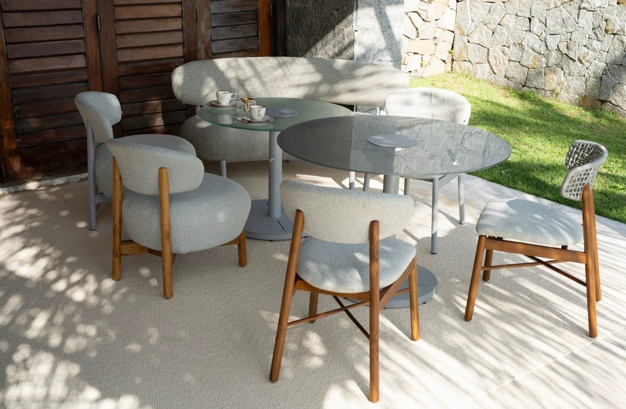 Conjunto de mesa e cadeiras de área externa em ambiente corporativo